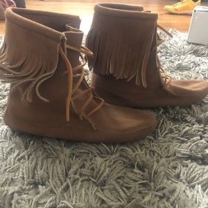 Minnetonka Tramper suede lace fringe moccasin boot